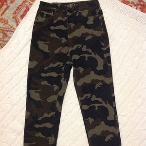 American Eagle Camo Mom Jeans. Size 6 high rise
